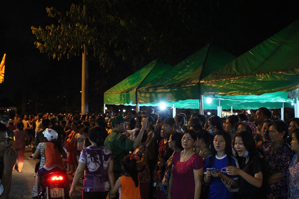Nghệ sĩ đến viếng NSND Thanh Tòng từ sáng sớm đến tận đêm khuya - 31 Dòng người đông kín trước toàn bộ nhà của nghệ sĩ Thanh Tòng khuya ngày 23/9 để xem mặt những nghệ sĩ nổi tiếng, số lượng người tham gia tang lễ gần như quá tải khiến lực lương bảo vệ và trật tự làm việc khá vất vả để ổn định trật tự.