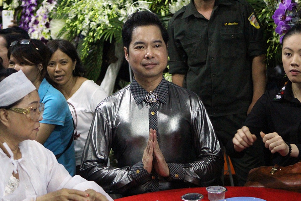 Nghệ sĩ đến viếng NSND Thanh Tòng từ sáng sớm đến tận đêm khuya - 26 Ca sĩ Ngọc Sơn cũng dành thời gian đến viếng nghệ sĩ Thanh Tòng và chia sẻ sự mất mát to lớn cùng gia đình.