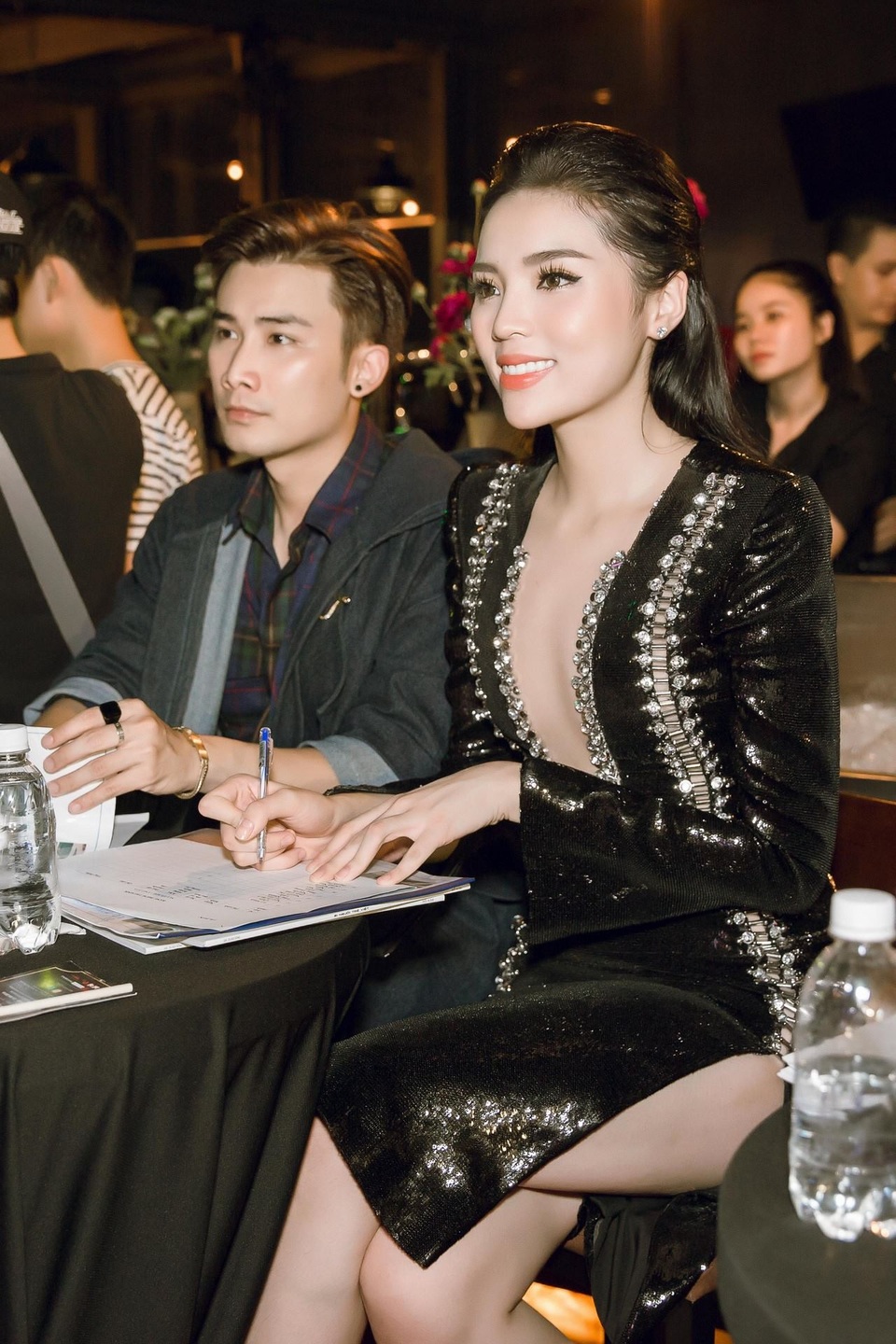 Hoa hậu Kỳ Duyên diện trang phục táo bạo khi làm giám khảo - 4 Xuất hiện cùng Kỳ Duyên trong vai trò giám khảo lần này còn có ca sĩ Chí Thiện