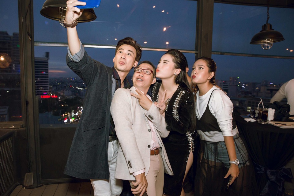 Hoa hậu Kỳ Duyên diện trang phục táo bạo khi làm giám khảo - 7 Hoa hậu Kỳ Duyên diện trang phục táo bạo khi làm giám khảo - 7