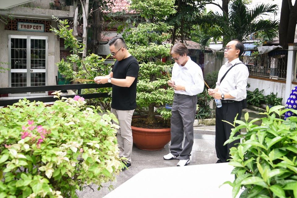 Tại Chùa Nghệ Sĩ, MC Anh Khoa đã giới thiệu với gia đình nơi các nghệ sĩ hay lui tới thắp hương cho các bậc tiền bối để tỏ lòng nhớ ơn nguồn cội, uống nước nhớ nguồn. Nam MC cũng thay mặt Minh Thuận thắp nén nhang cuối cùng lên bàn thờ Tổ Nghiệp đã cho anh được sống trọn kiếp tằm nhả tơ.