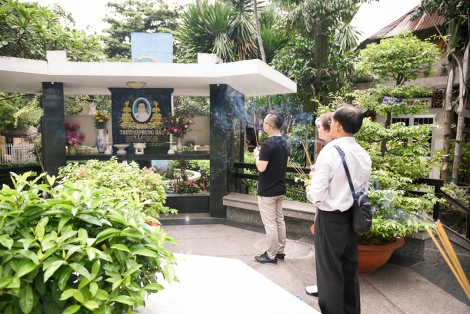 Người nhà Minh Thuận thắp hương cho NSND Phùng Há.