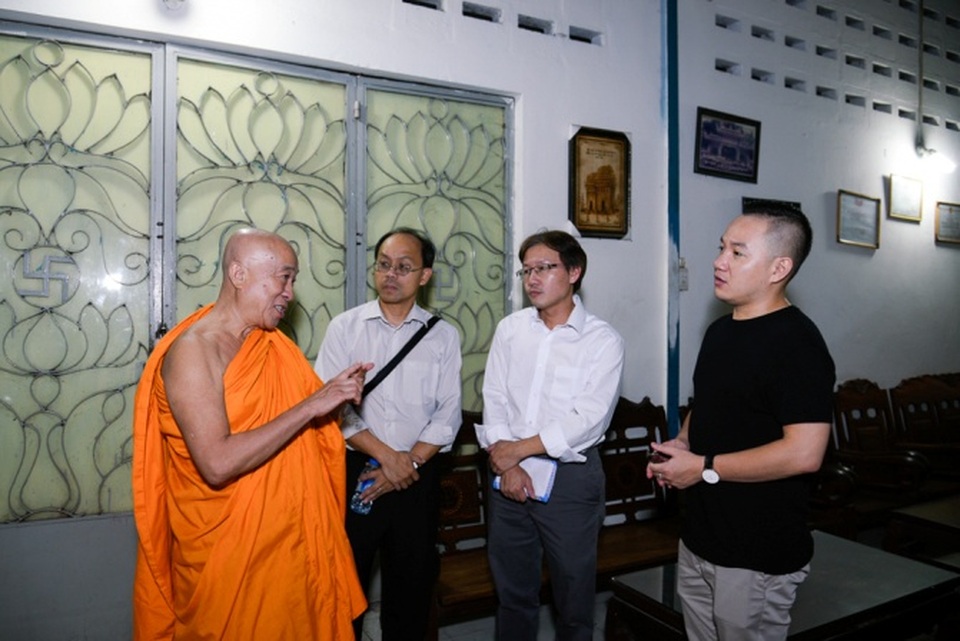 Đoàn cũng đến thăm, tặng 100 kg gạo và tiền mặt đến hơn 200 trẻ em đang sống và được chăm sóc, dạy dỗ tại Chùa Kỳ Quang.