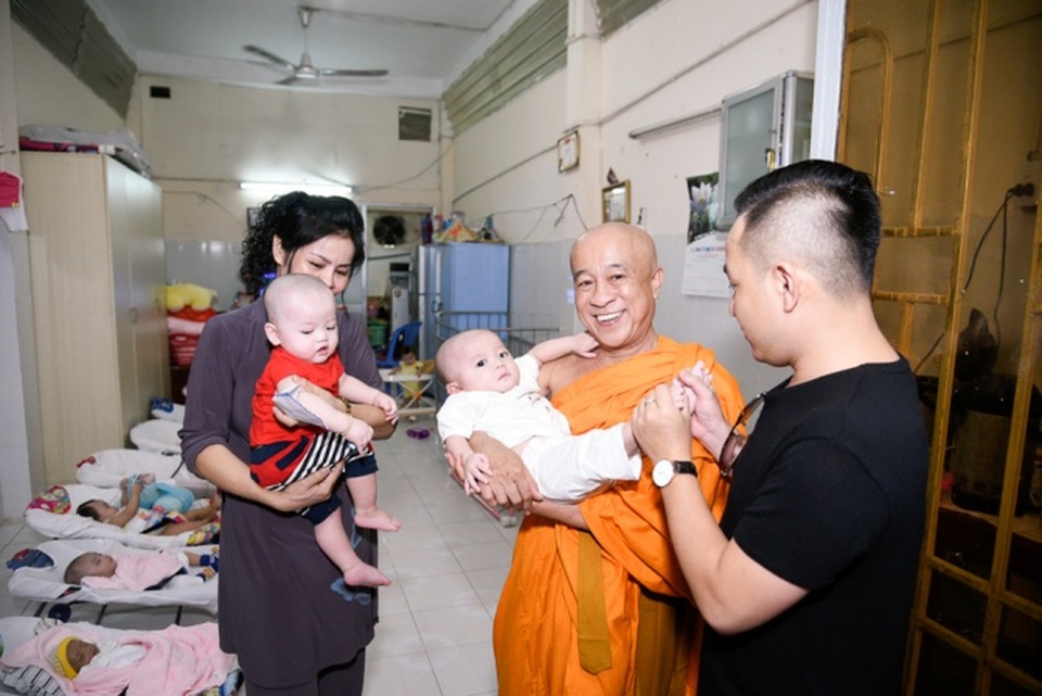 Gia đình Minh Thuận đi trao tiền từ thiện theo di nguyện của nam ca sĩ - 6