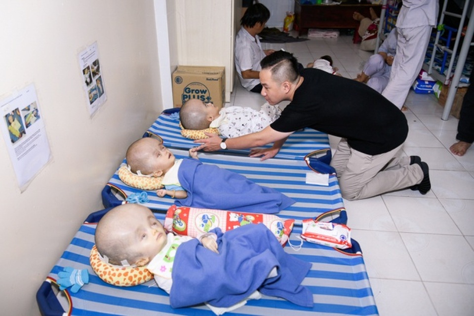 Gia đình Minh Thuận đi trao tiền từ thiện theo di nguyện của nam ca sĩ - 7