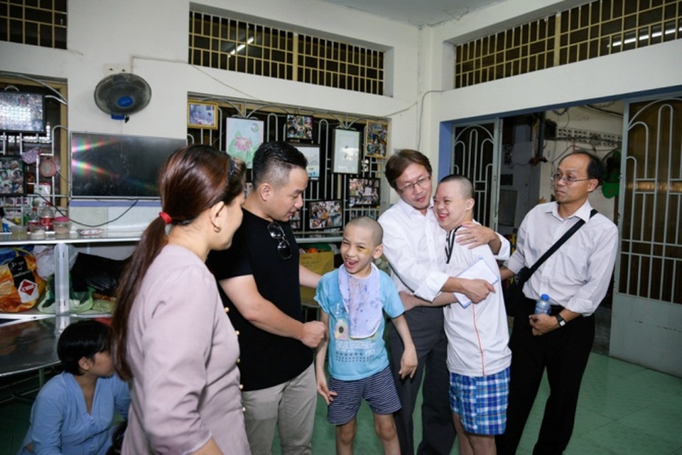 Gia đình được sư thầy trụ trì đích thân đưa đến thăm gặp từng hoàn cảnh khó khăn của các bé tại 16 phòng khác nhau.