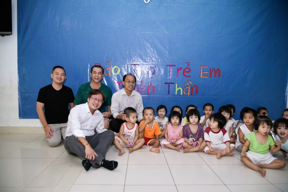 Gia đình Minh Thuận đi trao tiền từ thiện theo di nguyện của nam ca sĩ - 9