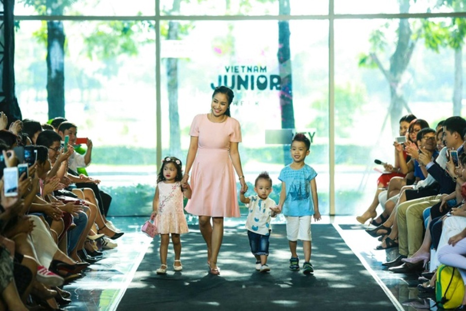 Sao Việt cùng con khuấy đảo sàn catwalk - 1 Sao Việt cùng con khuấy đảo sàn catwalk - 1