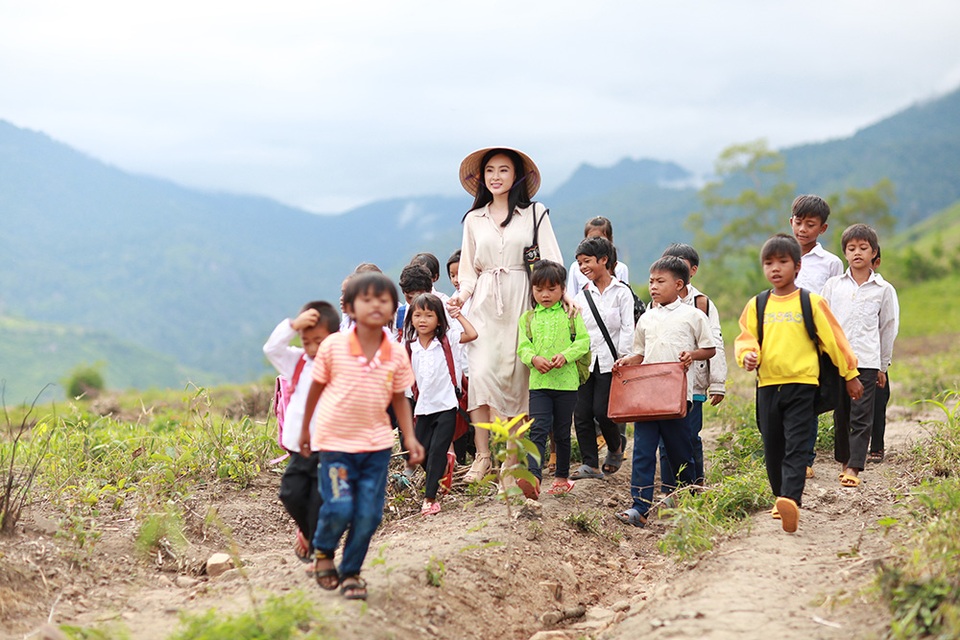 Angela Phương Trinh giản dị, vui đùa bên các em nhỏ và ngâm nga câu thơ: “Mặt trời rực rỡ, sáng từ sớm mai. Chân em đến lớp, vui cả ngày dài” - vẽ lên cuộc sống thanh bình, vui tươi, bình dị nơi cao nguyên nghèo khó.