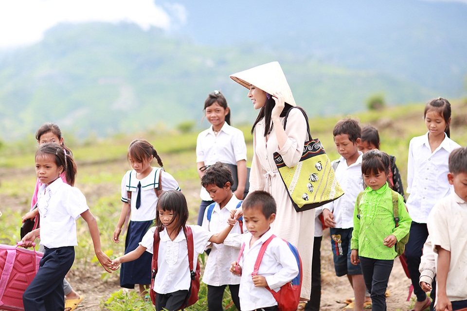 Angela Phương Trinh giản dị khi hóa thân cô giáo miền núi - 4