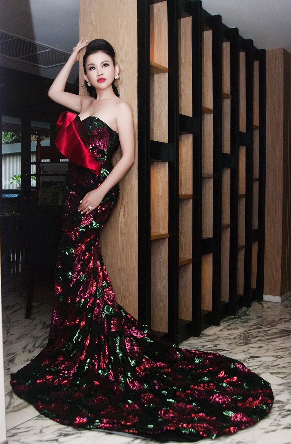 Người đẹp Janny Thủy Trần kiêu sa khoe dáng đồng hồ cát - 3 Với chiếc đầm đuôi cá đính sequin sang cả tạo hoa tiết công phu, phần ngực áo đính nơ màu đỏ đô giúp Janny Thủy Trần khoe khéo dáng vóc nuột nà.