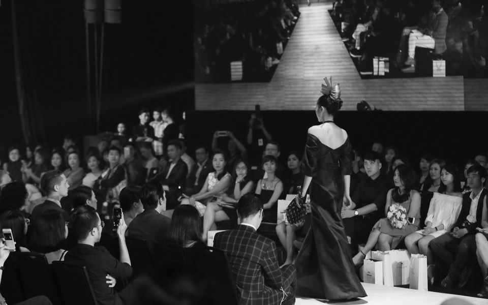 Hoa hậu Kỳ Duyên gây bất ngờ khi xuất hiện trên sàn catwalk chuyên nghiệp - 3 Thế nhưng, khả năng catwalk chuyên nghiệp của Kỳ Duyên gây bất ngờ và nhận được nhiều sự cổ vũ của khán giả.