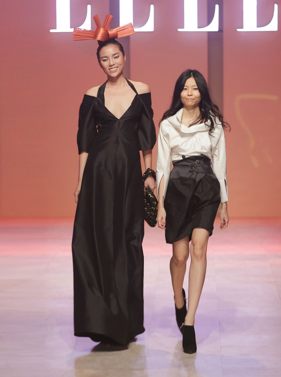 Hoa hậu Kỳ Duyên gây bất ngờ khi xuất hiện trên sàn catwalk chuyên nghiệp - 4 Hoa hậu Kỳ Duyên kết show cùng nhà thiết kế Thái Lan Nuchsuda
