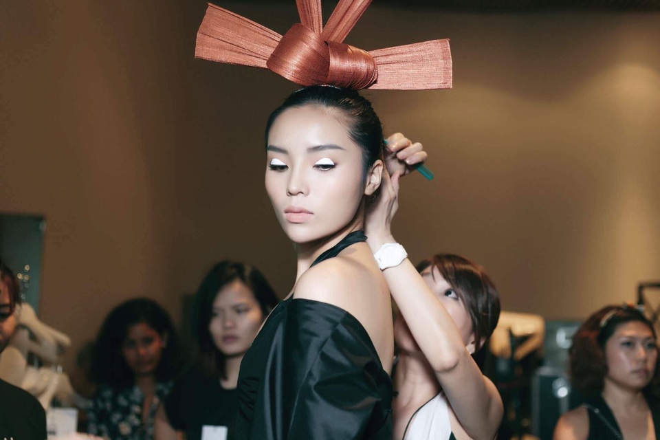 Hoa hậu Kỳ Duyên gây bất ngờ khi xuất hiện trên sàn catwalk chuyên nghiệp - 7 Hoa hậu Kỳ Duyên gây bất ngờ khi xuất hiện trên sàn catwalk chuyên nghiệp - 7
