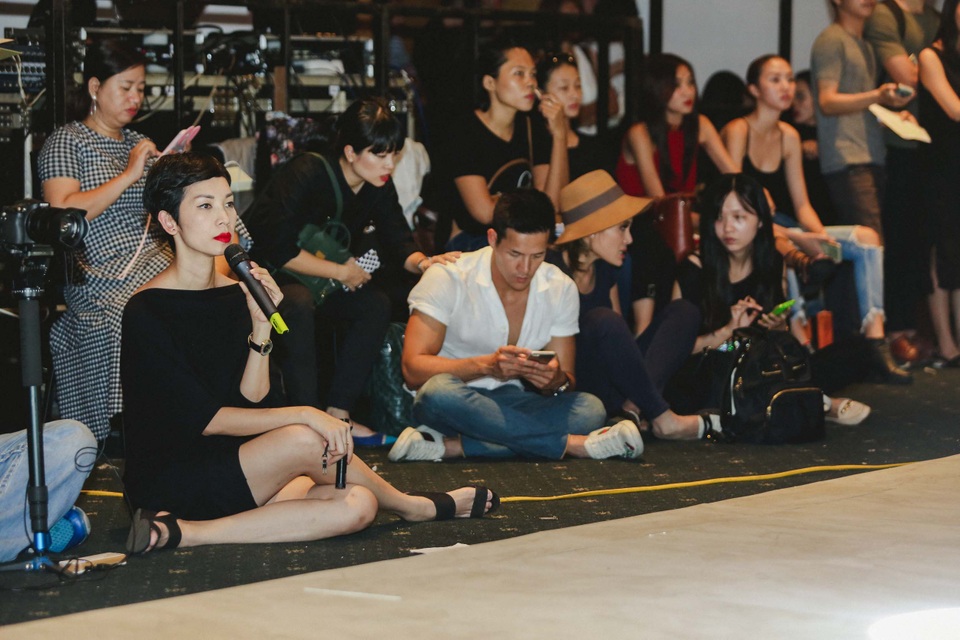 Hoa hậu Kỳ Duyên gây bất ngờ khi xuất hiện trên sàn catwalk chuyên nghiệp - 6 Ít ai biết để có được khoảnh khắc “xuất thần” trên sân khấu ấy người đẹp đã phải “dày công” luyện tập liên tục trong 12 giờ đồng hồ trước đó.