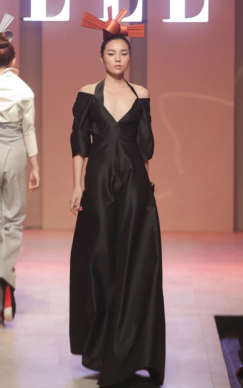 Hoa hậu Kỳ Duyên gây bất ngờ khi xuất hiện trên sàn catwalk chuyên nghiệp - 2 Hoa hậu Kỳ Duyên gây bất ngờ khi lần đầu sải bước tự tin trên sàn catwalk
