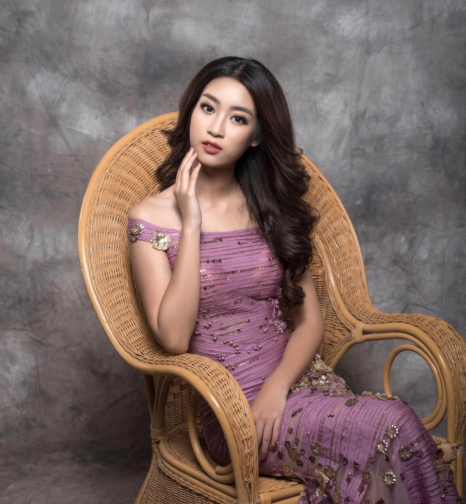 
Dù không xuất hiện quá nhiều trong các sự kiện trong thời gian qua nhưng Đỗ Mỹ Linh liên tục ghi tên mình ở vị trí hàng sao đẹp nhờ phong cách thời trang tinh tế, quyến rũ và đẳng cấp.
