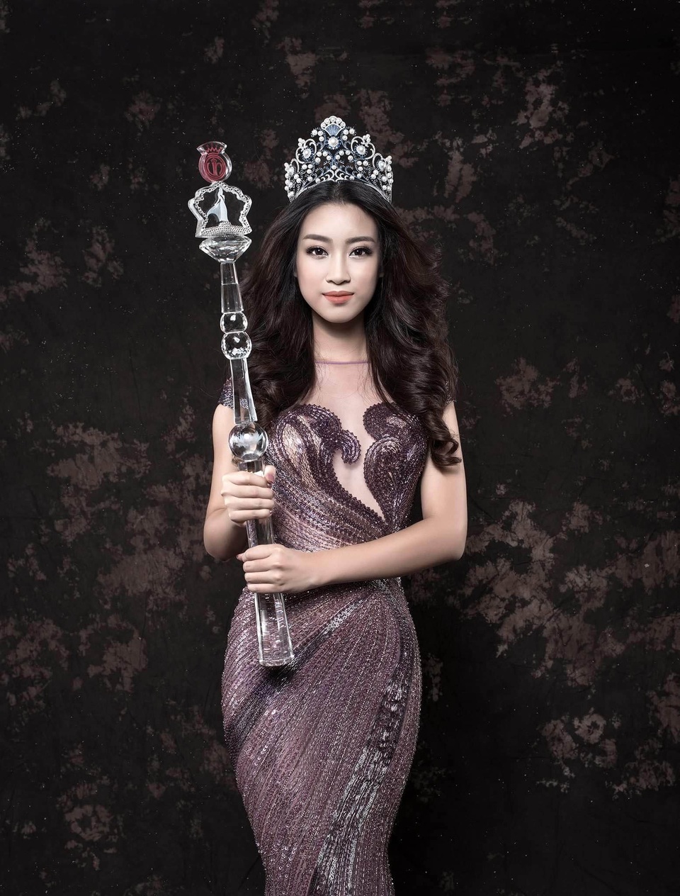 
Đỗ Mỹ Linh được đánh giá là một trong những hoa hậu có vóc dáng chuẩn, chính vì thế, những thiết kế tôn dáng như thế này luôn là sự lựa chọn hàng đầu dành cho cô.
