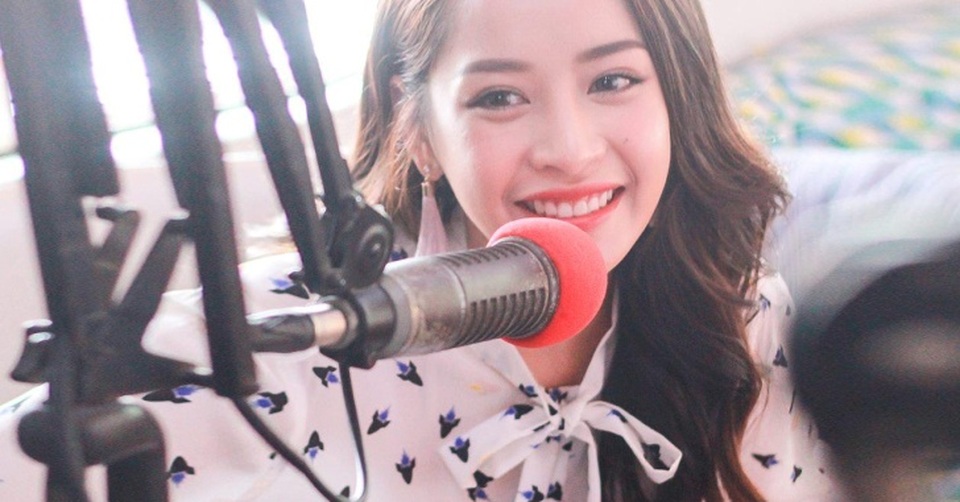 Điểm danh những “con ong chăm chỉ” của showbiz Việt - 4 Chi Pu được bài radio Indonesia phỏng vấn. Cô là một trong những nhân tố biến hóa đa dạng, nhiều màu sắc bậc nhất showbiz Việt.