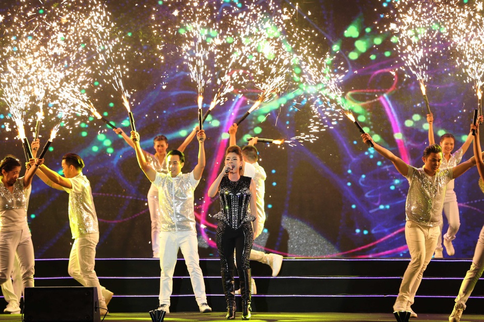 Thanh Thảo máu lửa và sôi động trong Hát cho cuộc đời.