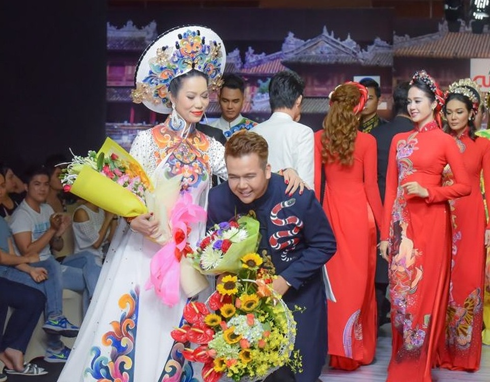 Trịnh Kim Chi bất ngờ trở lại sàn diễn thời trang sau 17 năm - 5 Trịnh Kim Chi khiến nhiều khán giả bất ngờ khi trở lại sàn diễn thời trang trong bộ sưu tập áo dài với vai trò vedette. Tham gia chương trình là dàn người mẫu trẻ như: Lệ Hằng, Lê Thị Phương, Vương Thu Phương, Diễm Châu...