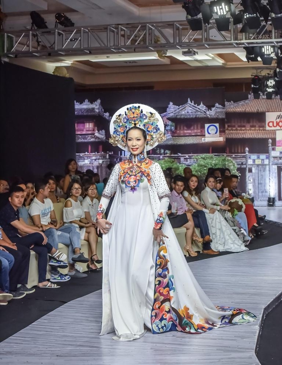 Trịnh Kim Chi bất ngờ trở lại sàn diễn thời trang sau 17 năm - 1 Chị xuất hiện trong một thiết kế đặc biệt và khá cầu kỹ với nhiều điểm nhấn cách điệu cuốn hút. Người đẹp mang đến thần thái cuốn hút rạng rỡ từ biểu cảm gương mặt đến những bước đi tự tin, uyển chuyển.