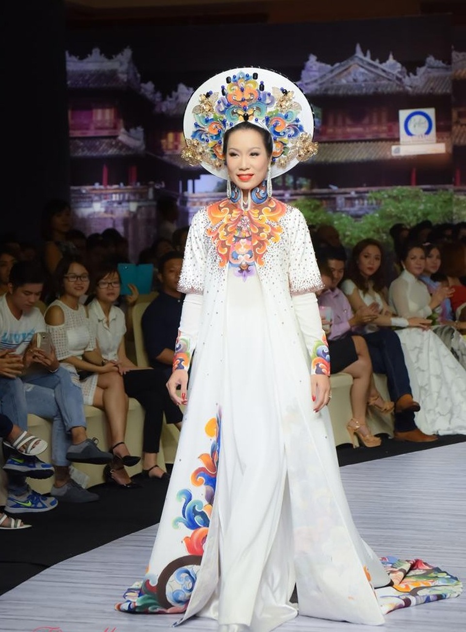 Trịnh Kim Chi bất ngờ trở lại sàn diễn thời trang sau 17 năm - 2 Có thể nói, dù vắng bóng nhiều năm trên sàn catwalk nhưng lại sát cánh cùng những vở diễn trên sân khấu kịch giúp Trịnh Kim Chi tự tin hơn trong vai trò “lạ mà quen” này.