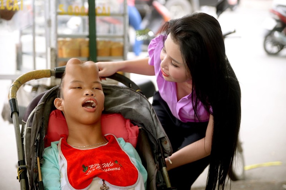 Những lời thăm hỏi ân cần của doanh nhân Janny Thủy Trần với bệnh nhân và người nhà của họ