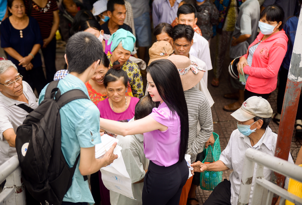 Nụ cười nở trên môi của những bệnh nhân nghèo, những người có phiếu cơm đã xếp hàng từ sớm để được nhận cơm