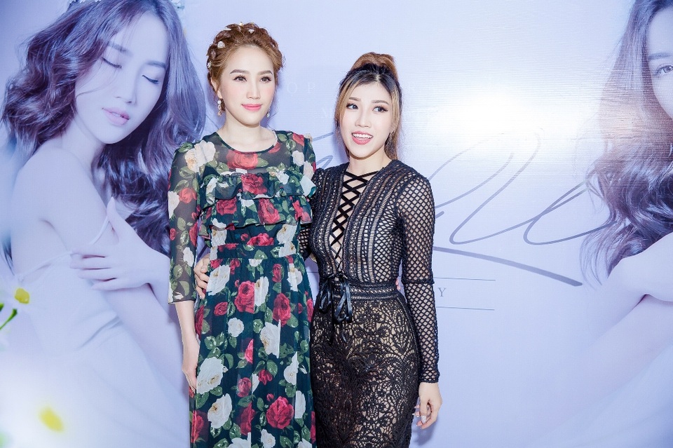 Được biết, ca khúc lần này là “món quà” mà Trang Pháp “đo ni đóng giày”, viết riêng cho quãng giọng của Bảo Thy. Ca khúc này thuộc thể loại dream-pop – một thể loại khá kén người hát. Tuy Bảo Thy sở hữu giọng hát rất cao, rất bay và kỹ thuật giả thanh rất tốt nhưng cô nàng cũng mất khá nhiều thời gian để có thể hoàn thiện chỉn chu bài hát này.