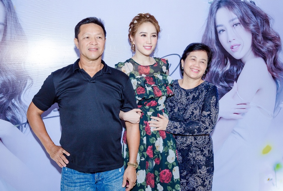 Và trong con đường sự nghiệp, những người thân trong gia đình luôn bên cạnh ủng hộ cô. Ba mẹ của Bảo Thy có mặt trong ngày giới thiệu sản phẩm mới của con gái.