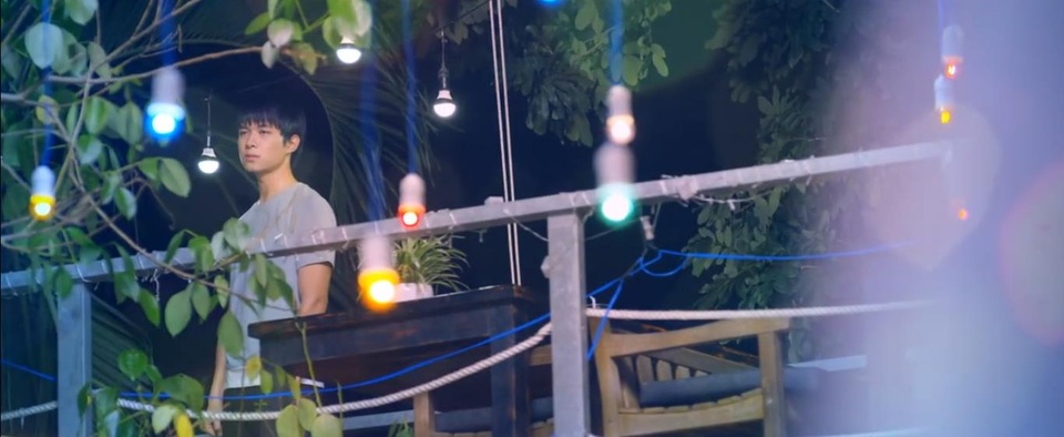 Midu và Harry Lu chán vì hôn nhau đến 30 lần - 5 Trong phim, nhân vật Thành của Anh Tú vốn thích nhân vật Quỳnh của Midu từ bé nên khi thấy bạn “thanh mai trúc mã” và “đối thủ không đội trời chung” hôn nhau, anh chàng vô cùng bối rối và chỉ biết “cứng đơ như đá” một cách thất vọng.