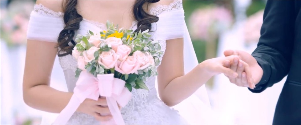 Midu và Harry Lu chán vì hôn nhau đến 30 lần - 6 Tuy nhiên, hiện tại danh tính của chú rể bí ẩn này vẫn chưa được tiết lộ.