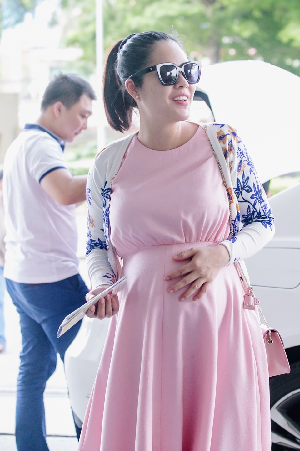 Diễn viên Dương Cẩm Lynh sinh con trai đầu lòng - 2 Dương Cẩm Lynh bụng to khệ nệ nhưng vẫn rất thời trang khi xuất hiện tại bệnh viện