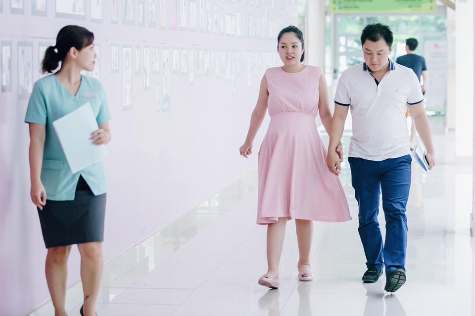 Diễn viên Dương Cẩm Lynh sinh con trai đầu lòng - 3 Vợ chồng Dương Cẩm Lynh cùng đến bệnh viện để chào đón đứa con đầu lòng