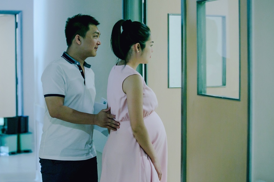 Diễn viên Dương Cẩm Lynh sinh con trai đầu lòng - 4 Tháp tùng cùng nữ diễn viên đến bệnh viện để sinh con còn có mẹ và ông xã của nữ diễn viên. Dương Cẩm Linh lần đầu lộ diện chính thức hình ảnh ông xã của mình. Ông xã Anh Khoa luôn túc trực bên cạnh cô suốt quãng thời gian lâm bồn.