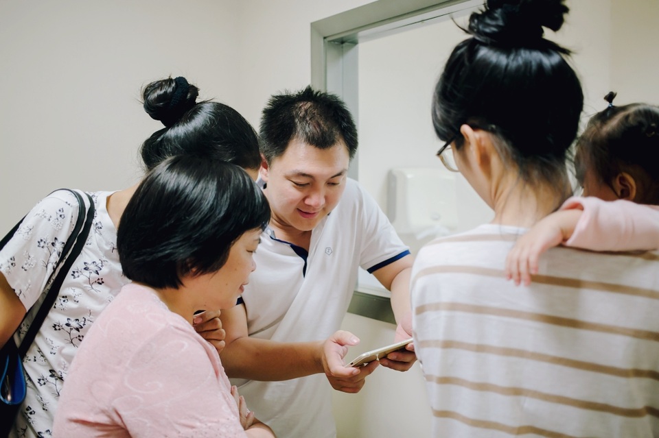 Diễn viên Dương Cẩm Lynh sinh con trai đầu lòng - 6 Ông xã Dương Cẩm Lynh và gia đình hạnh phúc khi ghi lại những hình ảnh đầu tiên của thành viên mới trong gia đình.