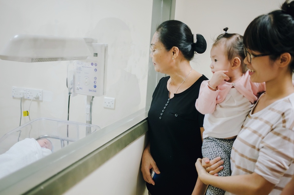 Diễn viên Dương Cẩm Lynh sinh con trai đầu lòng - 7 Ngoài ra, mẹ và em ruột của nữ diễn viên cũng có mặt để chăm sóc cho cô khi sinh con.