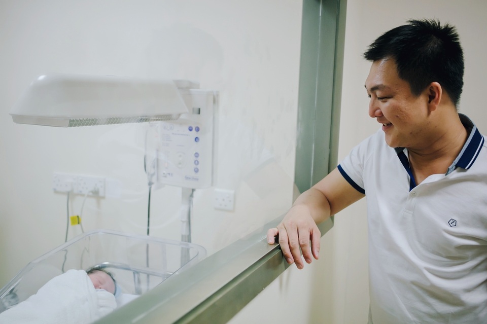 Diễn viên Dương Cẩm Lynh sinh con trai đầu lòng - 5 Dương Cẩm Lynh sinh mổ, trong chiều ngày 15/10 con trai cô chào đời khỏe mạnh. Bé William nặng 3,2 kg. Ông xã Cẩm Lynh hạnh phúc nhìn con trai mới chào đời của mình.