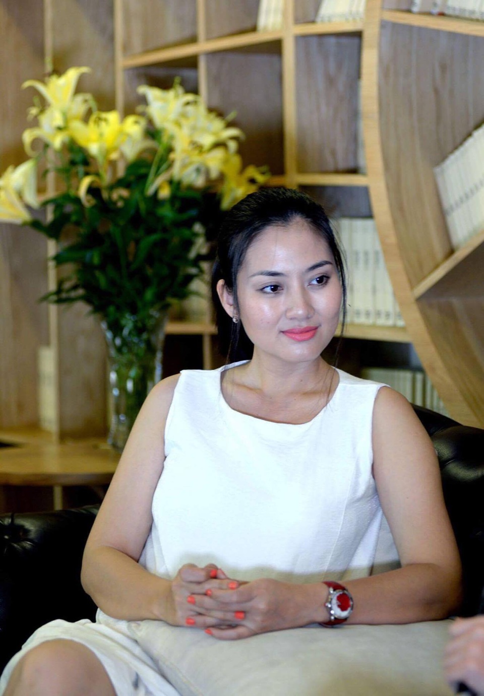 Diễn viên Ngọc Lan "Sẽ tạm biệt khán giả trong khoảng thời gian tới" - 4 Ngọc Lan bất ngờ chia sẻ, từ sau khi đám hỏi, cả hai có cuộc sống vợ chồng khá hạnh phúc. Tuy nhiên cô luôn áy náy vì mình chưa làm tròn bổn phận của người vợ... Chưa từng ủi được cho chồng 1 cái áo nào.