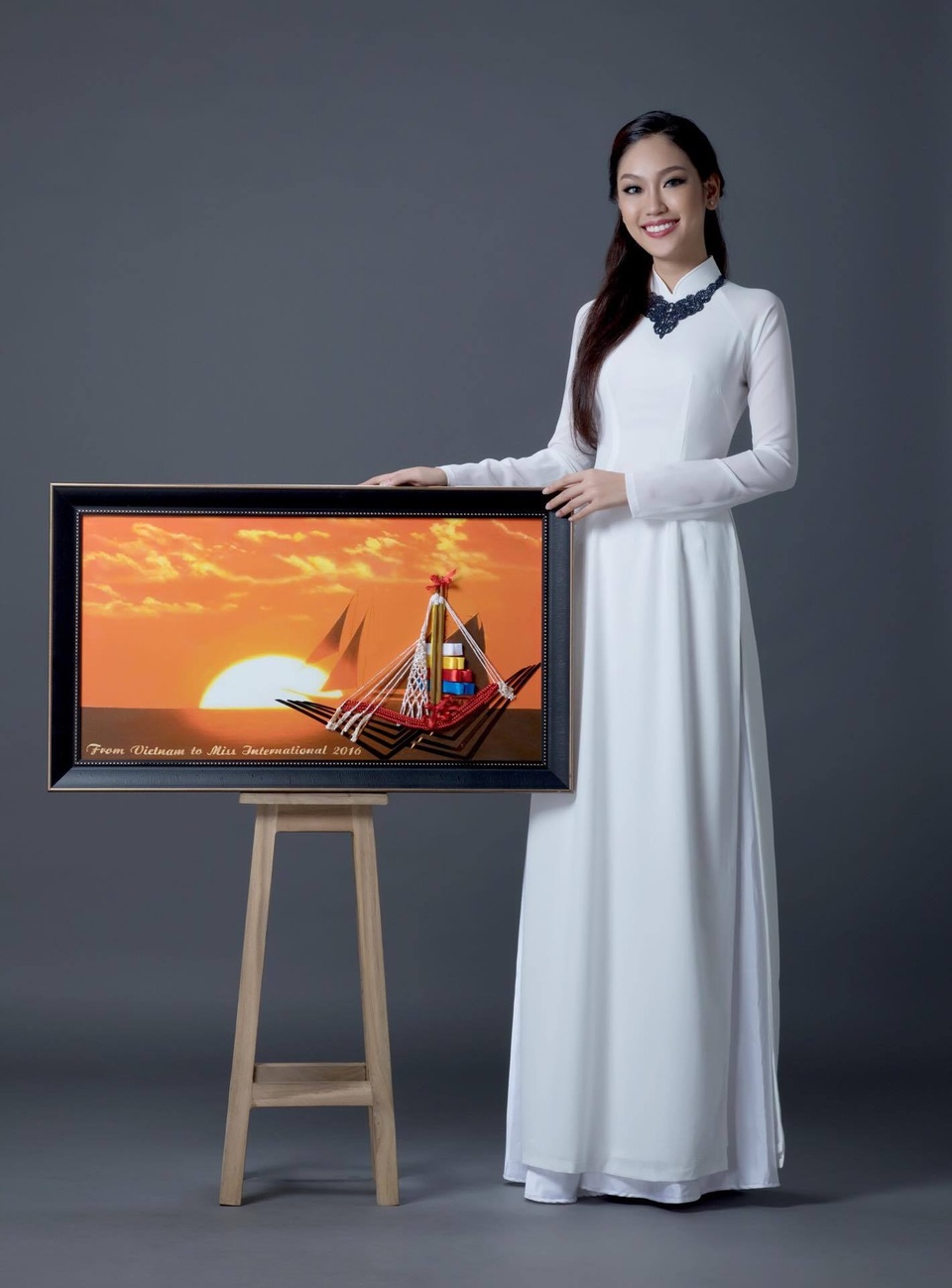 Món quà Phương Linh mang đến cuộc thi Hoa hậu Quốc tế 2016 chính là một “đôi đũa” được làm từ loại gỗ rất đặc biệt: gỗ trầm hương. Loại gỗ này được lấy từ miền trung của Việt Nam. Đây là loại gỗ có giá trị cao, có giá trị về mặt phong thủy và mùi hương của nó còn có tác dụng trị bệnh.