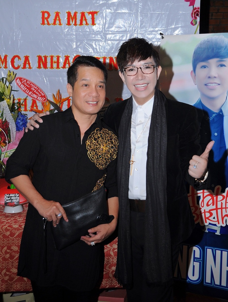 Danh hài Minh Nhí cũng đến chung vui cùng Long Nhật, cả hai đang cùng hoạt động tại sân khấu kịch Phú Nhuận của NSND Hồng Vân.