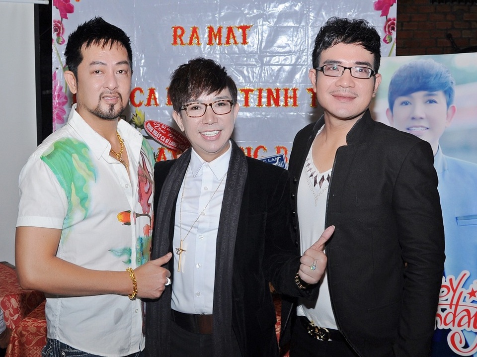 
Trong bữa tiệc ấm cúng vui vẻ có sự tham dự của người tình đồng tính tin đồn của anh
