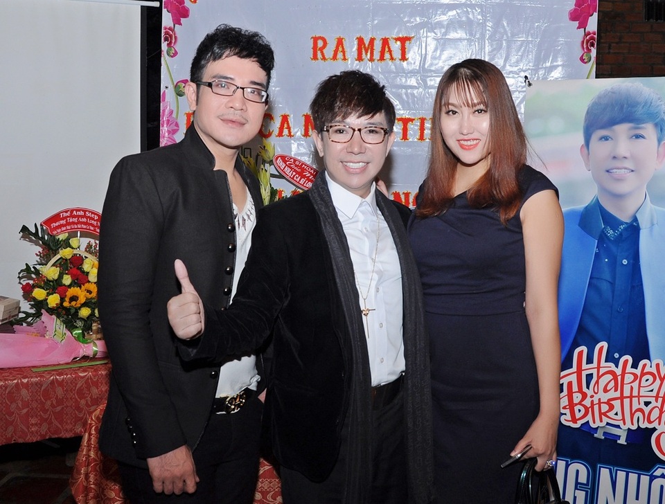 Phi Thanh Vân lẻ bóng, trẻ trung đến chúc mừng đàn anh