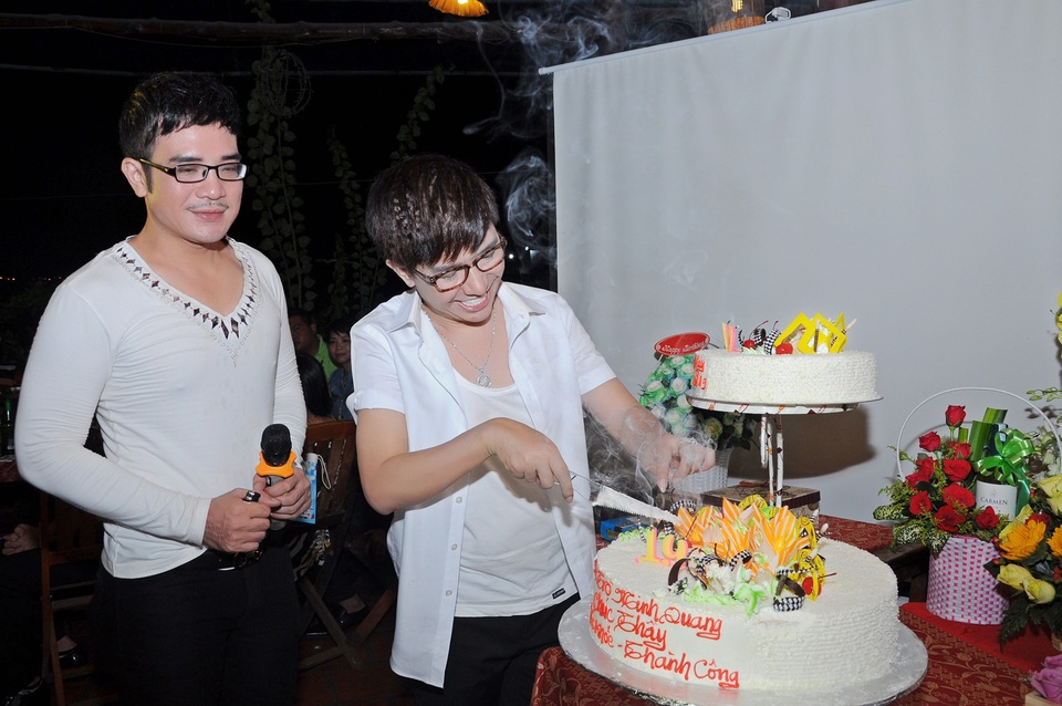 Ca sĩ Long Nhật đón sinh nhật cùng bạn Vương Bảo Tuấn