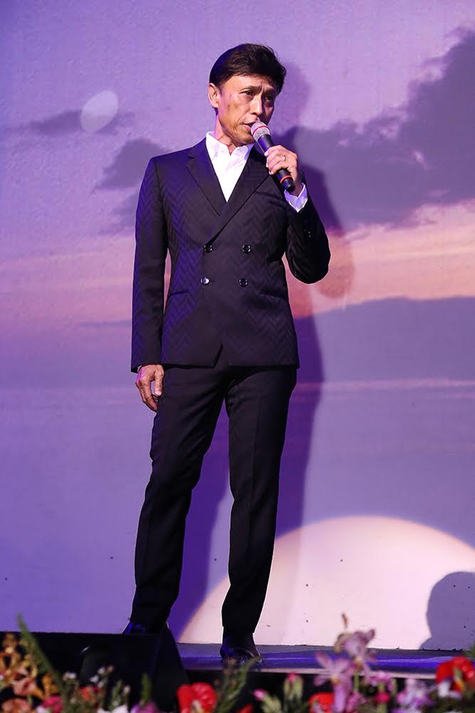 Nam danh ca Tuấn Ngọc đến với đêm nhạc bằng sự mong chờ đến giờ phút cuối của các khán giả. Anh thể hiện những ca khúc “ruột” của mình Riêng một góc trời, Khúc thụy du.