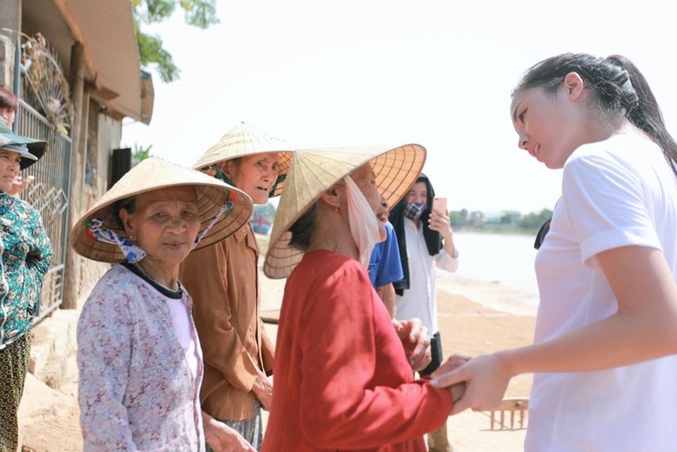 Hoa hậu Kỳ Duyên thăm bà con vùng lũ ở miền Trung - 12 Kỳ Duyên rất ân cần thăm hỏi bà con nơi đây
