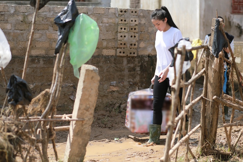 Hoa hậu Kỳ Duyên thăm bà con vùng lũ ở miền Trung - 6 Riêng khi đến xã Quảng Trung, Kỳ Duyên và đoàn phải qua sông bằng thuyền và đi ủng vì đường quá lầy lội.