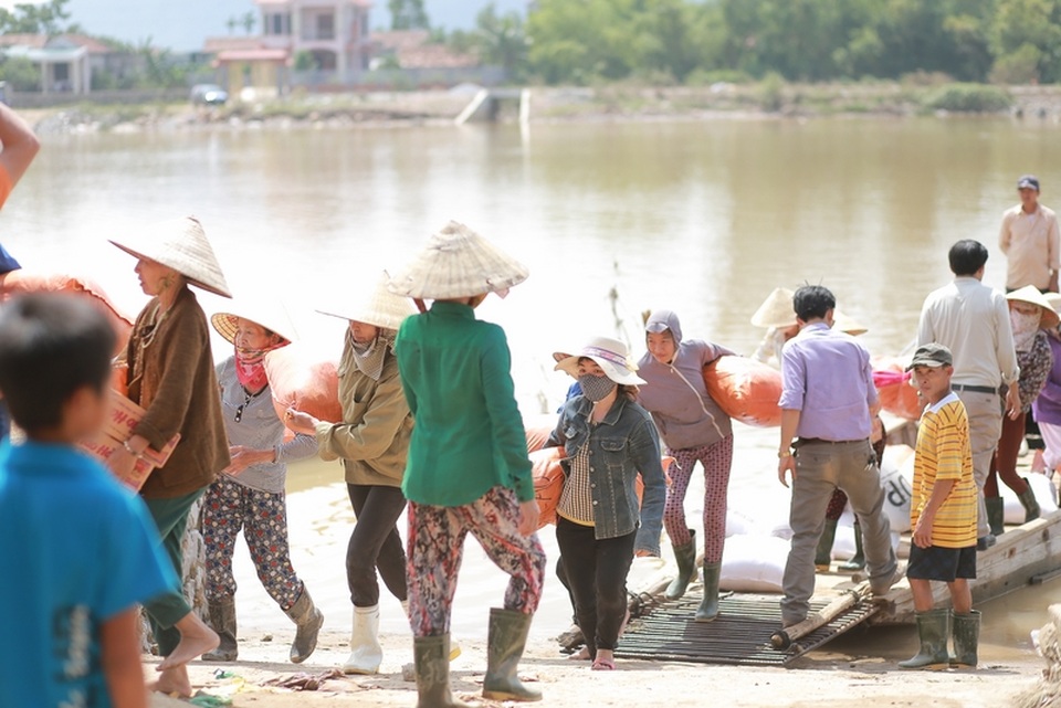 Hoa hậu Kỳ Duyên thăm bà con vùng lũ ở miền Trung - 4 Hoa hậu Kỳ Duyên thăm bà con vùng lũ ở miền Trung - 4