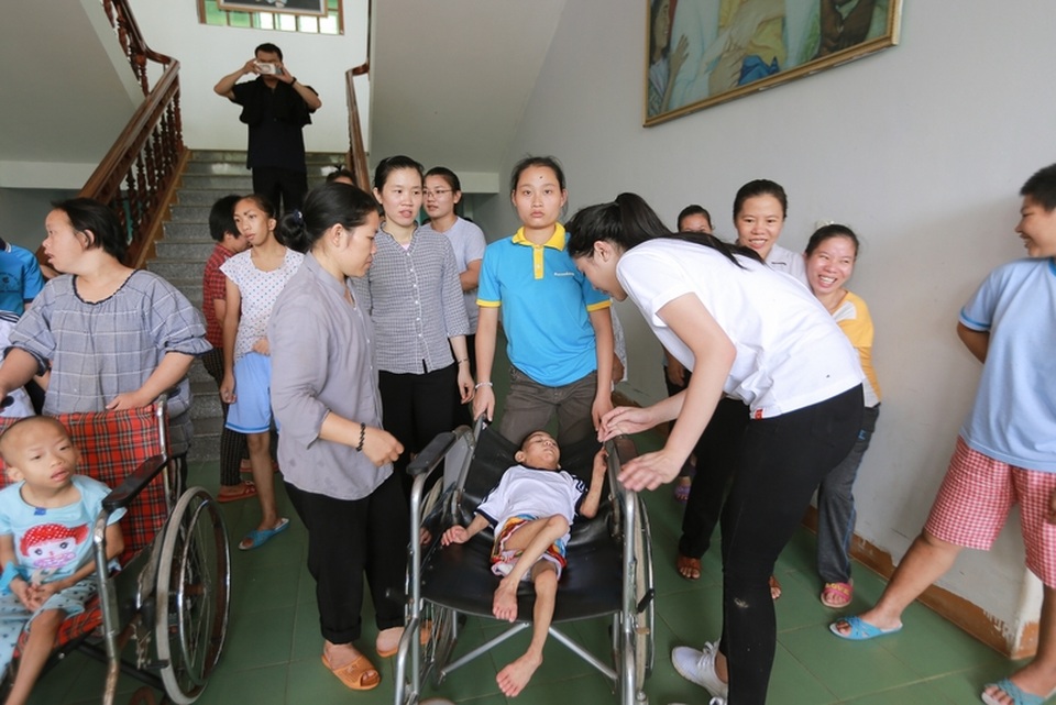 Hoa hậu Kỳ Duyên thăm bà con vùng lũ ở miền Trung - 10 Ngoài ra, trung tâm nuôi dưỡng trẻ em khuyết tật Vinsente nằm ở khu vực vùng sâu cũng rất cần được quan tâm.